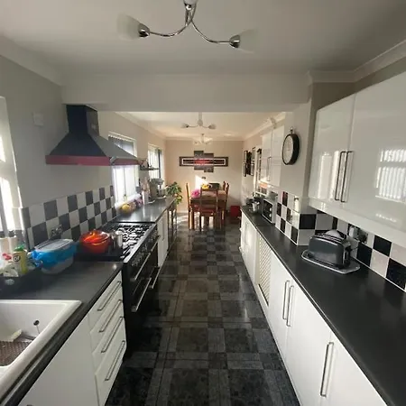 Spacious 5 Bedroom, 2 Living Room, Games Room Wolverhampton Exterior foto