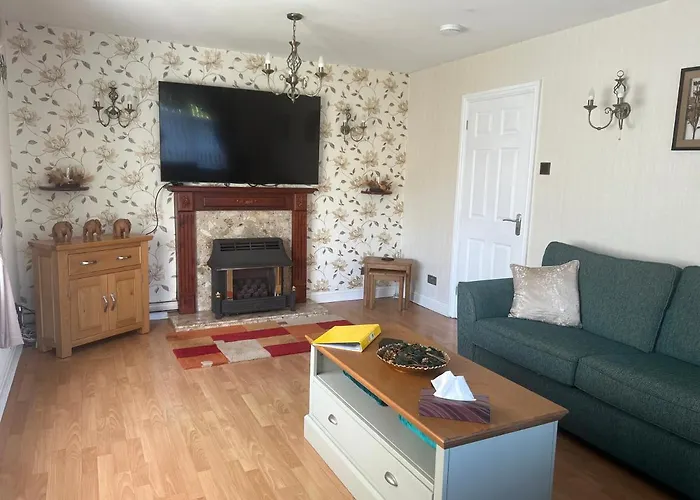 Spacious 5 Bedroom, 2 Living Room, Games Room