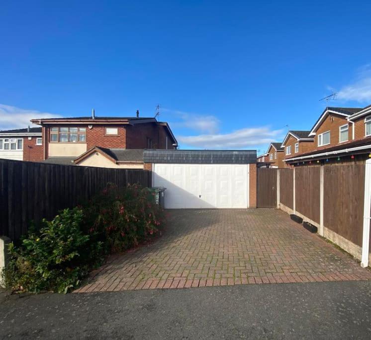 Spacious 5 Bedroom, 2 Living Room, Games Holiday home