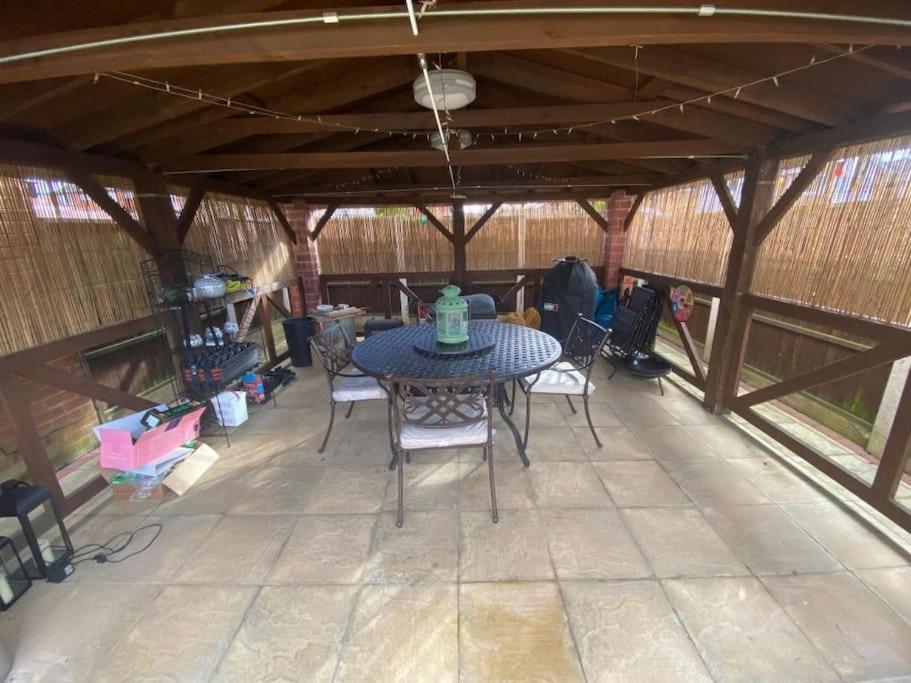 Spacious 5 Bedroom, 2 Living Room, Games *