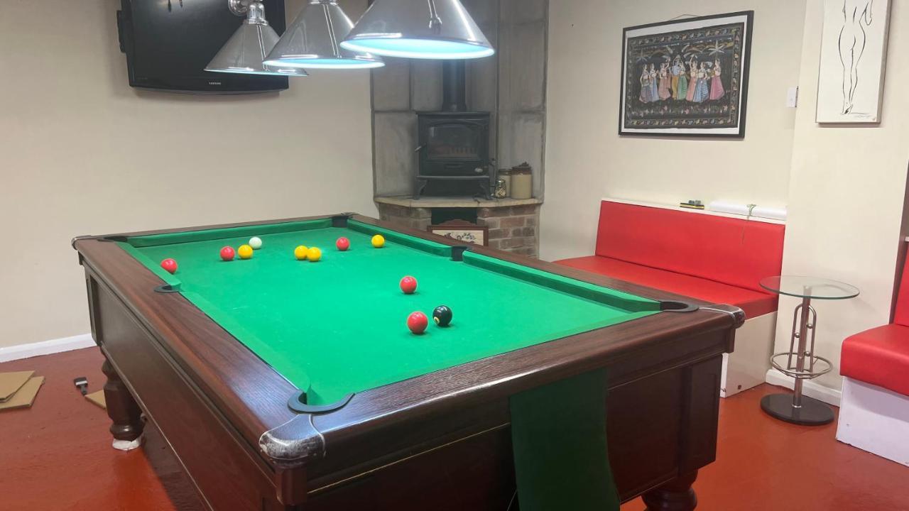 Spacious 5 Bedroom, 2 Living Room, Games