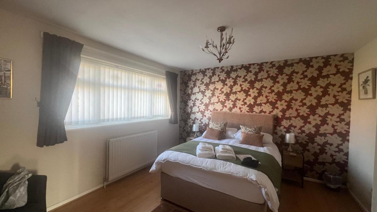 Spacious 5 Bedroom, 2 Living Room, Games Holiday home