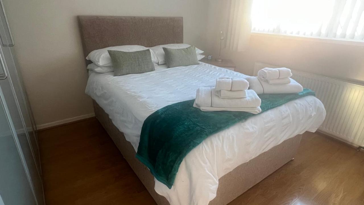 Spacious 5 Bedroom, 2 Living Room, Games Holiday home