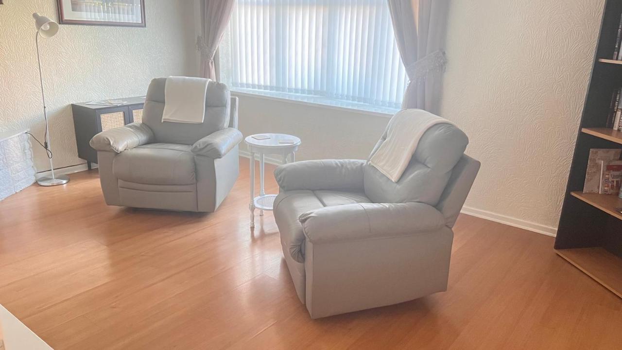 Spacious 5 Bedroom, 2 Living Room, Games Holiday home Wolverhampton