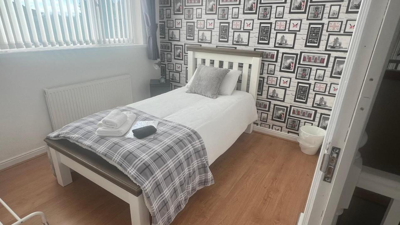 Spacious 5 Bedroom, 2 Living Room, Games * Wolverhampton