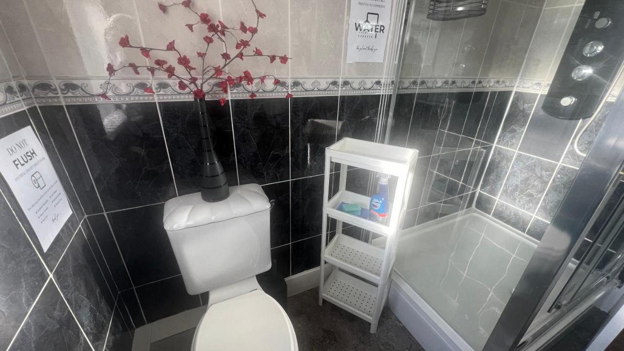 Spacious 5 Bedroom, 2 Living Room, Games Holiday home