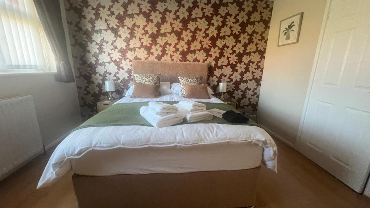 Holiday home Spacious 5 Bedroom, 2 Living Room, Games Wolverhampton
