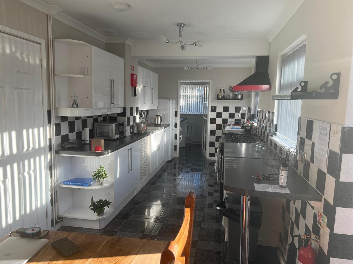 Spacious 5 Bedroom, 2 Living Room, Games Holiday home *