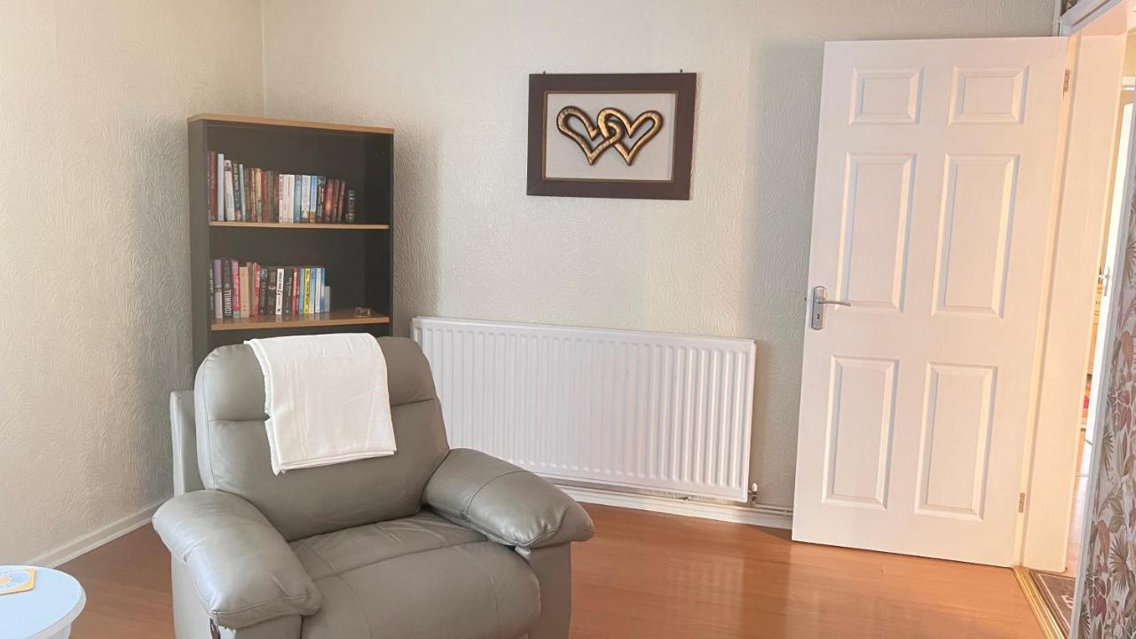 Spacious 5 Bedroom, 2 Living Room, Games Holiday home Wolverhampton