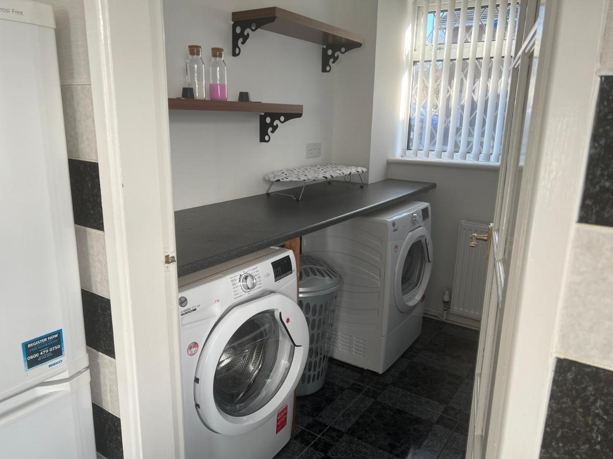 Spacious 5 Bedroom, 2 Living Room, Games Holiday home
