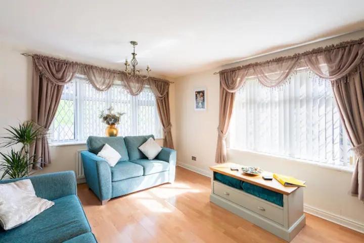 Spacious 5 Bedroom, 2 Living Room, Games Wolverhampton
