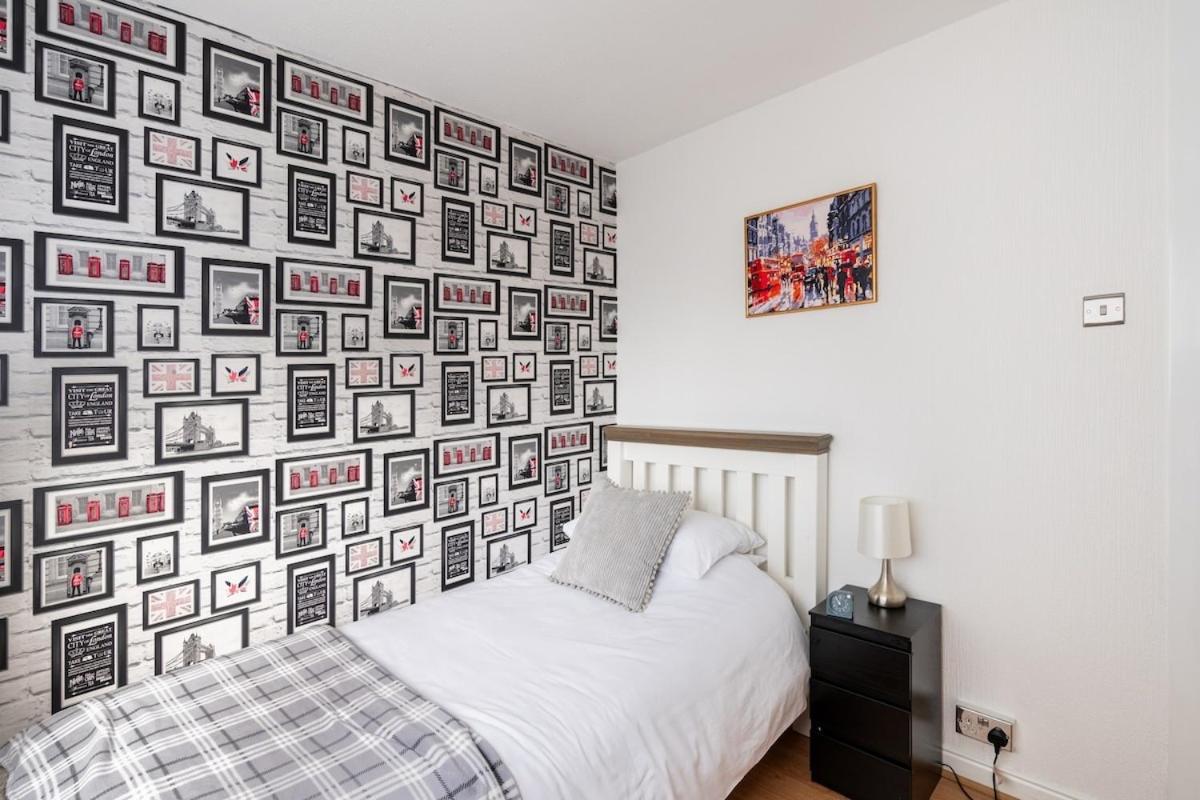 Spacious 5 Bedroom, 2 Living Room, Games Holiday home Wolverhampton