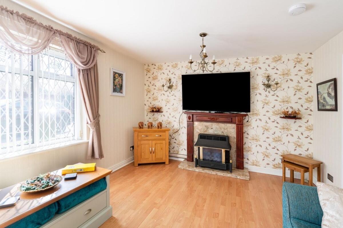 Spacious 5 Bedroom, 2 Living Room, Games Wolverhampton