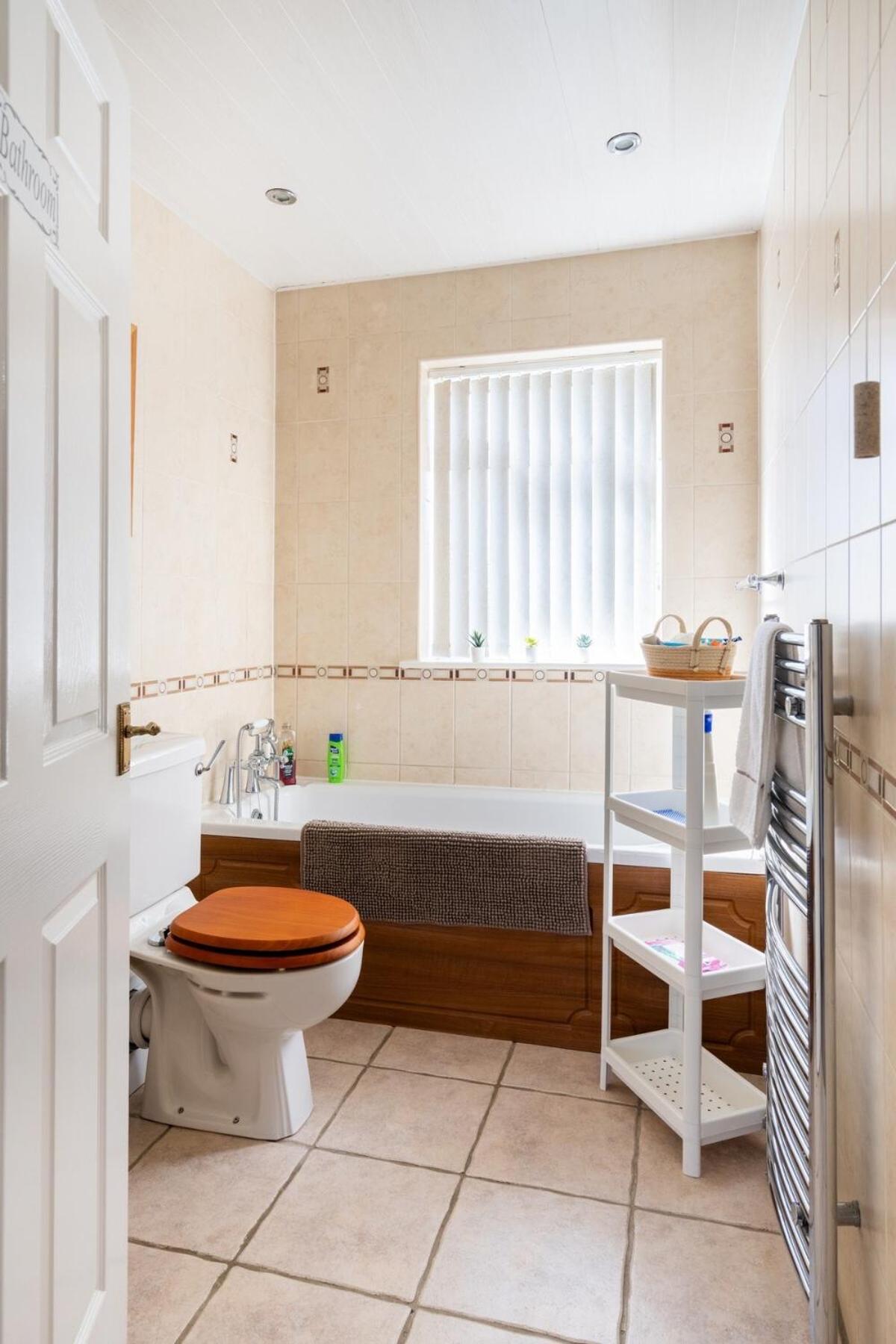 Spacious 5 Bedroom, 2 Living Room, Games Holiday home